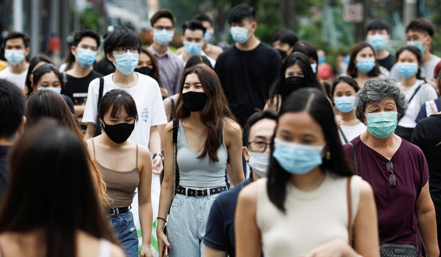 Người dân đi bộ trên một con phố ở Singapore. (Ảnh: Reuters)