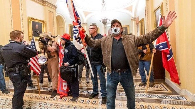 Lực lượng biểu tình ủng hộ ông Trump lục lọi trong tòa nhà Quốc hội Mỹ. (Ảnh: AP)