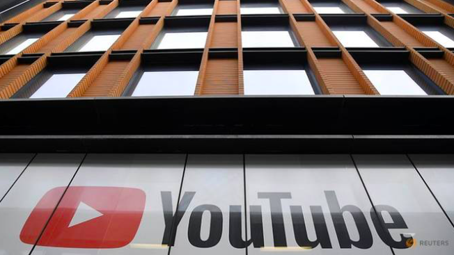 Biểu tượng của YouTube tại văn phòng ở London, Anh. (Ảnh: Reuters)