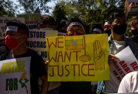 Người tị nạn Myanmar biểu tình phản đảo chính tại New Delhi ngày 3/3. (Ảnh: Reuters)