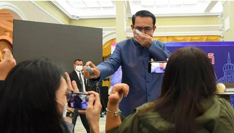 Thủ tướng Thái Lan xịt chất khử trùng vào phóng viên. (Ảnh: AP)