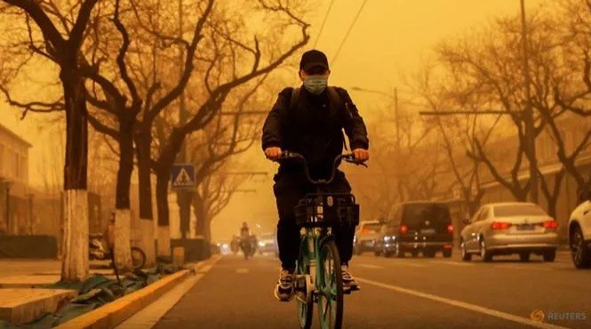 Một người dân Bắc Kinh trong điều kiện trời mù mịt cát. (Ảnh: Reuters)
