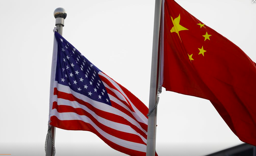 Cờ Mỹ và Trung Quốc bên ngoài một trụ sở một công ty Mỹ ở Bắc Kinh. (Ảnh: Reuters)