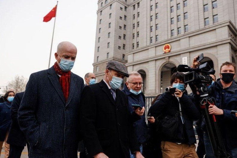 Các nhà ngoại giao nước ngoài có mặt bên ngoài tòa án nơi diễn ra phiên xét xử công dân Canada. (Ảnh: Reuters)