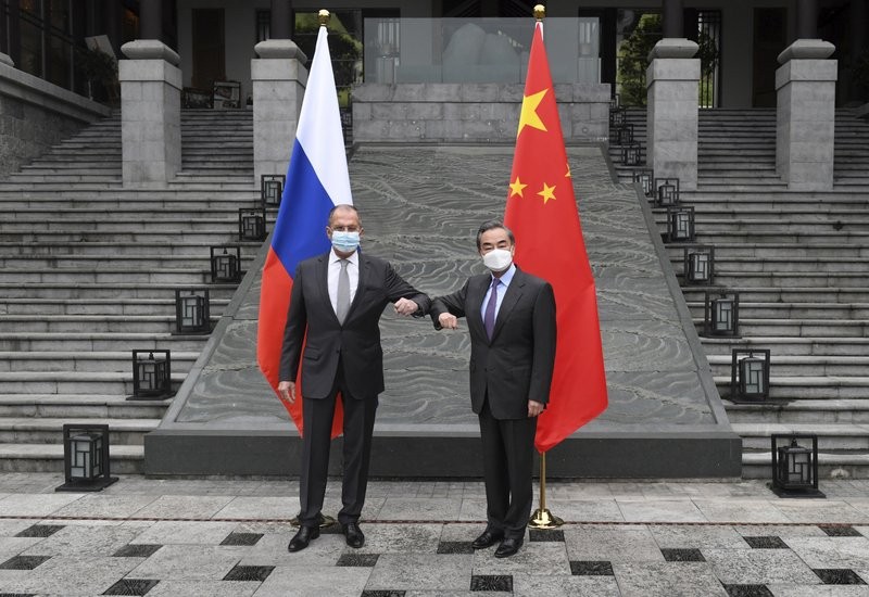 Ngoại trưởng Nga Lavrov (trái) và người đồng cấp Trung Quốc Vương Nghị trong cuộc gặp tại Khu trự trị dân tộc Choang Quảng Tây ngày 22/3. (Ảnh: AP)