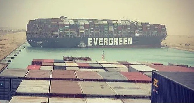 Tàu hàng mắc kẹt ở kênh đào Suez. (Ảnh: Instagram)