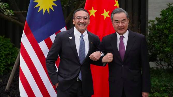 Ngoại trưởng Malaysia Hishammuddin Hussein trong cuộc gặp người đồng cấp Trung Quốc Vương Nghị. (Ảnh: Reuters)