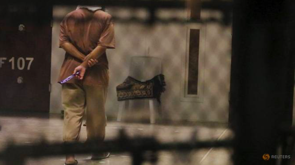 Một tù nhân trong trại giam của Mỹ ở Guantanamo. (Ảnh: Reuters)