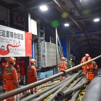 Đội cứu hộ đang nỗ lực giải cứu 21 thợ mỏ mắc kẹt. (Ảnh: Xinhua)