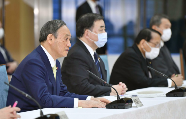 Thủ tướng Nhật Suga Yoshihide dự cuộc họp nội các ngày 12/4. (Ảnh: AP)