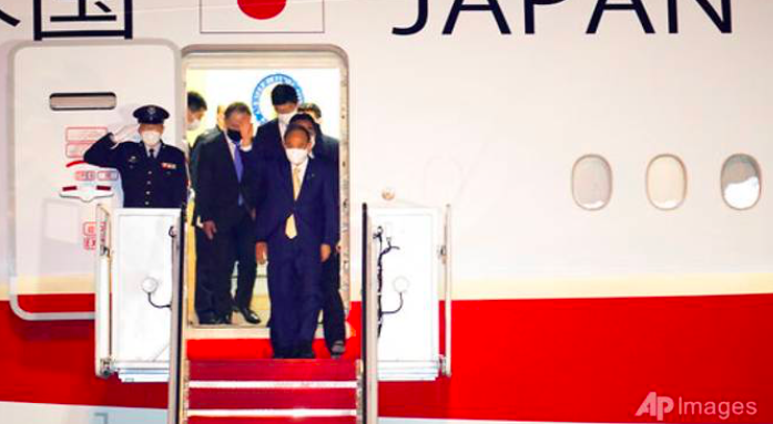 Thủ tướng Nhật Bản Suga Yoshihide đến sân bay quân sự Andrew ngày 15/4. (Ảnh: AP)