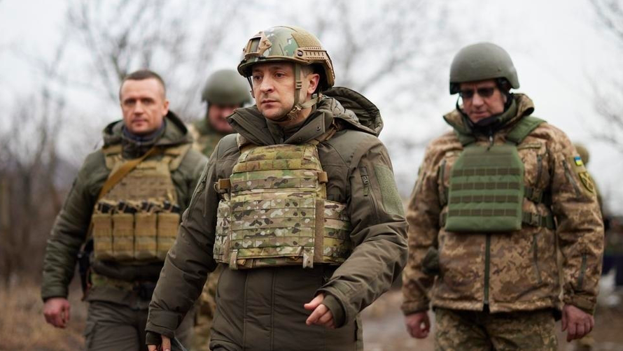Tổng thống Ukraine Volodymyr Zelenskiy (giữa) đến thị sát ở miền đông Ukraine ngày 11/2. (Ảnh: Reuters)