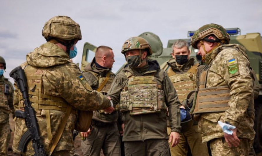 Tổng thống Ukraine Volodymyr Zelensky thị sát chiến trương ngày 22/4. (Ảnh: Guardian)
