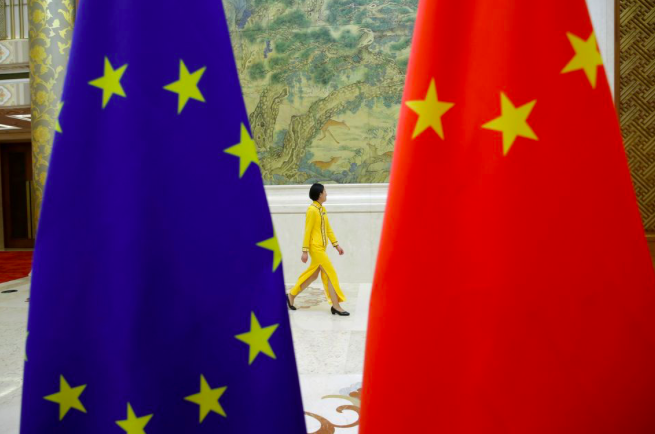 Cờ EU và Trung Quốc. (Ảnh: Reuters)