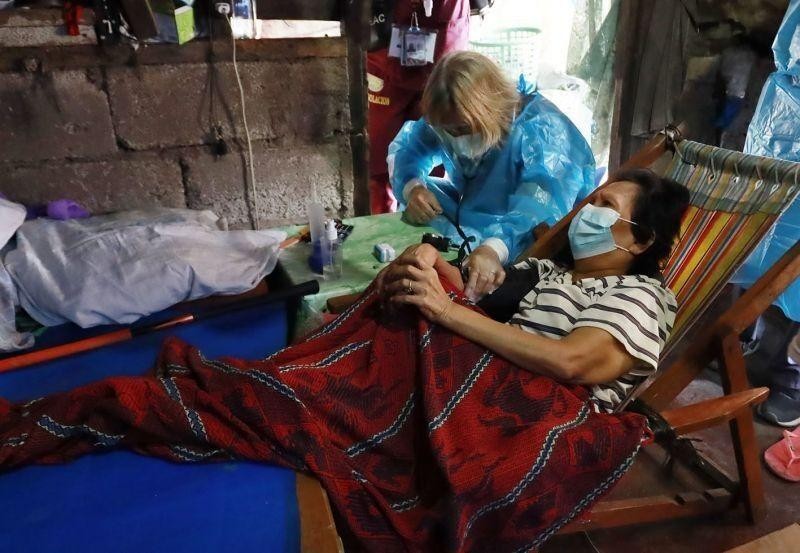 Chú thích ảnh: Một người lớn tuổi ở TP Quezon, Philippines, được nhân viên tiêm vắc-xin COVID-19 tại nhà hôm 23/4. (ảnh: Star)