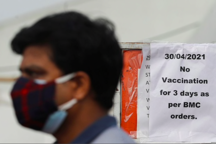 Một người đàn ông đi qua thông báo hết vắc-xin trong 3 ngày ở Mumbai, Ấn Độ. (Ảnh: Reuters)