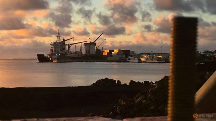 Một tàu bốc hàng tại cảng Matautu ở thủ đô Apia của Samoa. (Ảnh: Reuters)