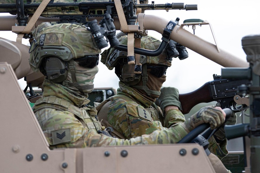 Hai lính Úc trên trực thăng tham gia chiến dịch tập trận Talisman Sabre 2019. (Ảnh: Airforce Technology) 