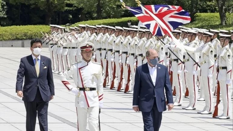 Hai Bộ trưởng quốc phòng của Nhật và Anh trong lễ đón ngày 20/7. (Ảnh: Reuters)