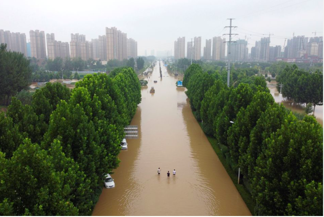 Một tuyến đường ngập nước ở tỉnh Hà Nam hôm 23/7. (Ảnh: Reuters)