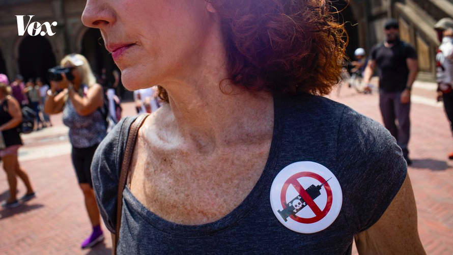 Một phụ nữ Mỹ mặc áo có biểu tượng phản đối tiêm vắc-xin. (Ảnh: Vox)