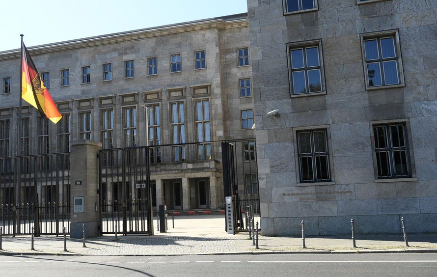 Trước trụ sở Bộ Tài chính Đức ở Berlin. (Ảnh: Reuters)