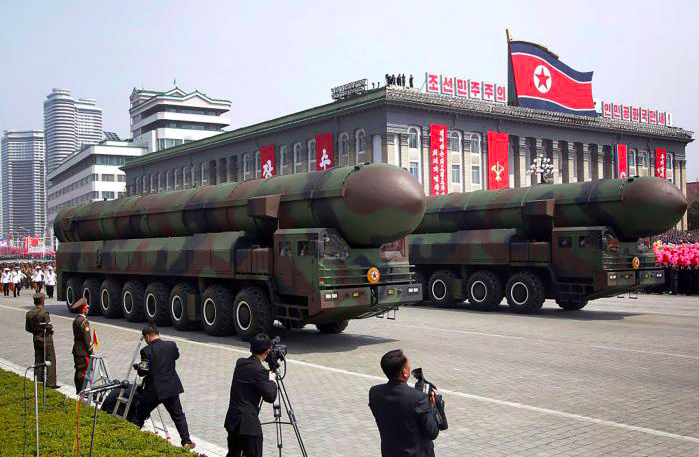 Tên lửa được đưa xuống phố trong một cuộc diễu binh của Triều Tiên. (Ảnh: AP)