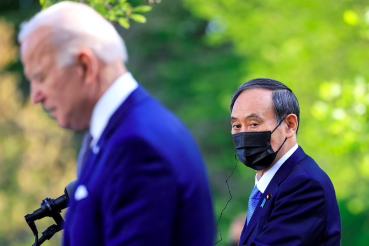Thủ tướng Nhật Suga Yoshihide trong cuộc họp báo chung với Tổng thống Mỹ Joe Biden tại Vườn Hồng của Nhà Trắng hồi tháng 4. (Ảnh: Reuters)