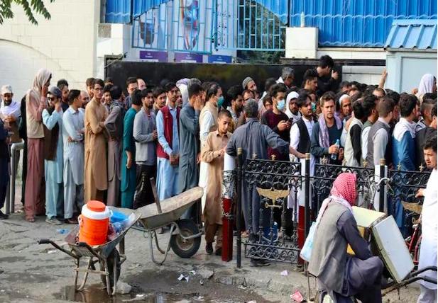 Tuần trước, các ngân hàng Afghanistan được lệnh mở cửa trở lại, nhưng chỉ cho phép rút tiền hạn chế, khiến nhiều người dân xếp hàng dài để rút tiền. (Ảnh: Reuters)