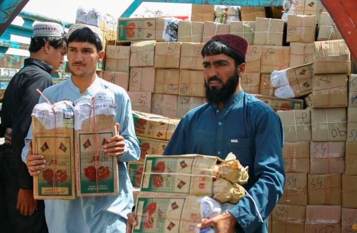 Hàng cứu trợ từ Trung Quốc được đưa đến Afghanistan ngày 7/9. (Ảnh: Reuters)