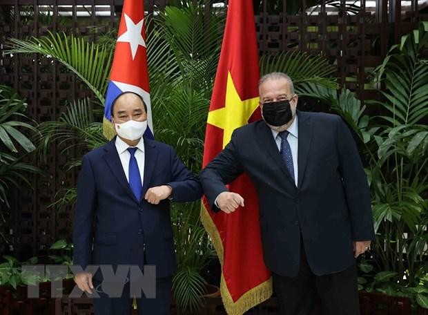 Chủ tịch nước Nguyễn Xuân Phúc hội kiến với Thủ tướng Cuba Manuel Marrero Cruz. (Ảnh: TTXVN)