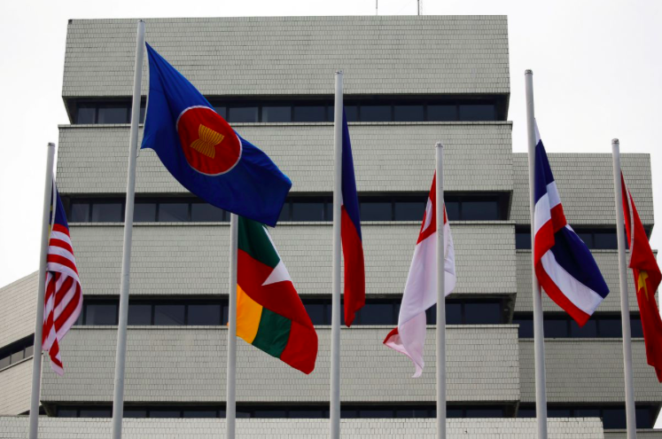 Quốc kỳ các nước thành viên ASEAN trước trụ sở Ban thư ký ASEAN ở Jakarta, Indonesia (Ảnh: Reuters)