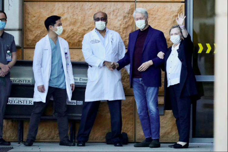 Vợ chồng cựu Tổng thống Bill Clinton bước ra từ bệnh viện ở California ngày 17/10. (Ảnh: Reuters)