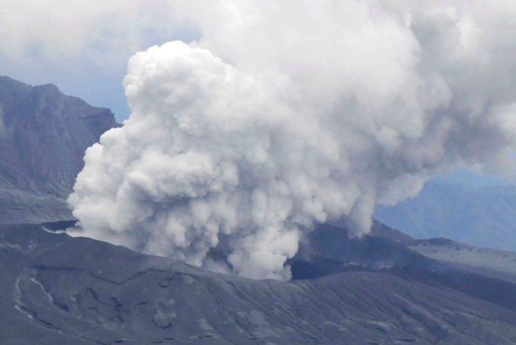 Hình ảnh núi lửa Nakadake phun cột khói lớn. (Ảnh: Reuters)