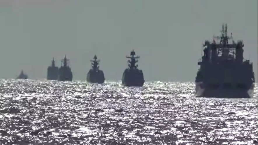Nhóm tàu chiến Nga và Trung Quốc trong chiến dịch tập trận chung đầu tiên ở Tây Thái Bình Dương. (Ảnh: Bộ Quốc phòng Nga)