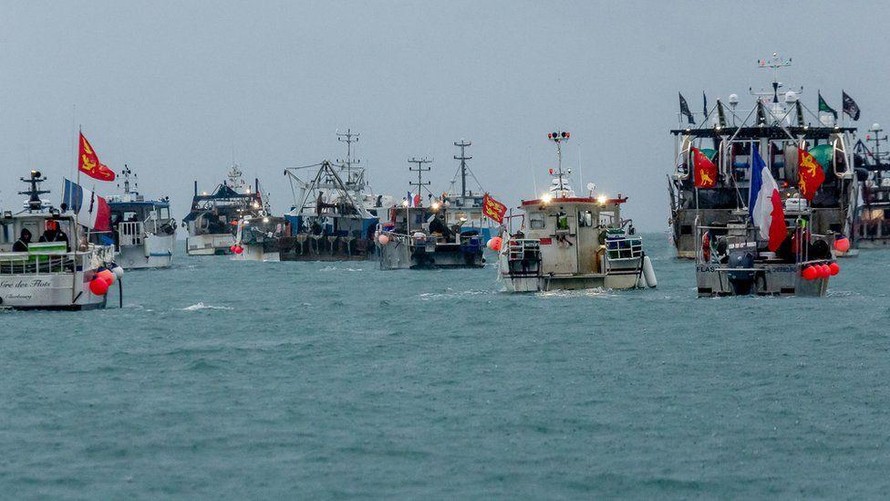 Khoảng 60 tàu cá Pháp biểu tình ở cảng St Helier của Jersey hồi tháng 5. (Ảnh: PA Media)