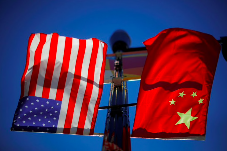 Quốc kỳ Mỹ và Trung Quốc. (Ảnh: Reuters)