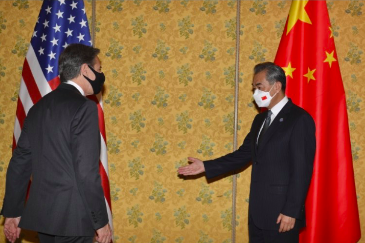 Ngoại trưởng Trung Quốc Vương Nghị (phải) và người đồng cấp Mỹ Antony Blinken trong một lần gặp. (Ảnh: AP)