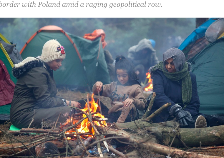 Người di cư từ Trung Đông đốt lửa để sưởi ấm khi mắc kẹt ở biên giới Belarus - Ba Lan. (Ảnh: Reuters)