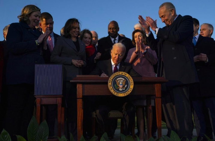Tổng thống Mỹ Joe Biden ký luật hạ tầng hôm 15/11. (Ảnh: AP)