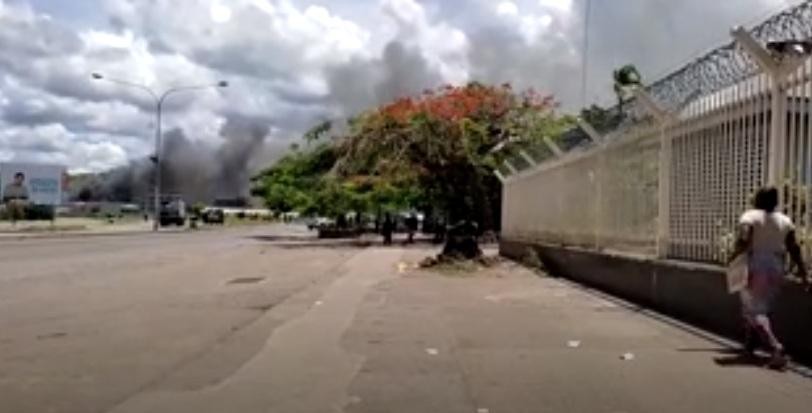 Ảnh cắt từ clip cho thấy khói bốc lên ở khu người Hoa tại Honiara, quần đảo Solomon