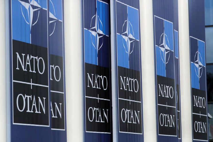 Logo của NATO tại trụ sở của liên minh ở Brussels, Bỉ. (Ảnh: Reuters)