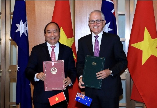 Thủ tướng Nguyễn Xuân Phúc và Thủ tướng Úc Malcolm Turnbull ký Tuyên bố chung về thiết lập quan hệ Đối tác chiến lược giữa hai chính phủ Việt Nam - Úc. (Ảnh: VGP)
