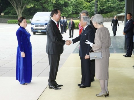 Nhà vua Nhật Bản và Hoàng hậu đón Chủ tịch nước Trần Đại Quang và Phu nhân. (Ảnh: TTXVN)