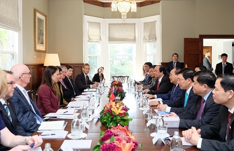 Thủ tướng Nguyễn Xuân Phúc cùng Thủ tướng New Zealand Jacinda Ardern cùng các quan chức cấp cao hai nước trong cuộc hội đàm ngày 13/3. (Ảnh: VGP)