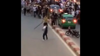 10 video ‘hot’: Cảnh sát nổ súng bắt thanh niên 'ngáo' đá
