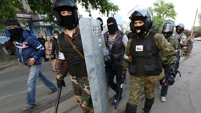 Lực lượng tự vệ địa phương đi tuần trên đường phố Donetsk (Ảnh: Los Angeles Times)