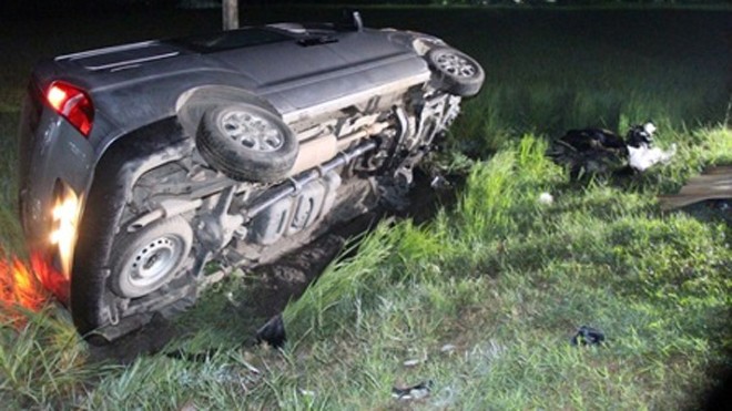 Chiếc xe ô tô lật nghiêng sau khi tông chết 3 người.