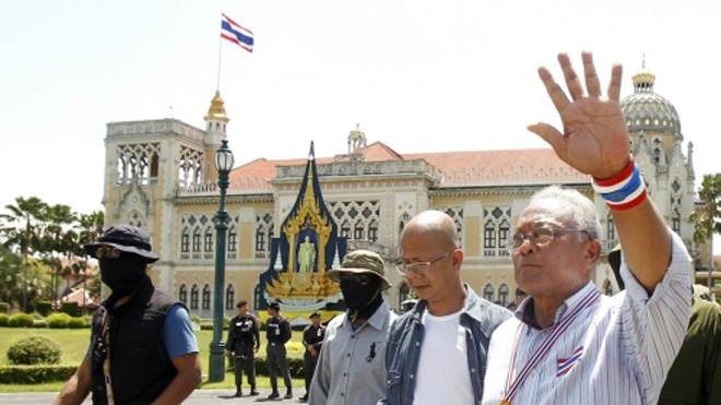Lãnh đạo biểu tình Suthep Thaugsuban (ngoài cùng bên phải) vẫy tay chào những người biểu tình trước cửa văn phòng Thủ tướng (Ảnh Reuters)