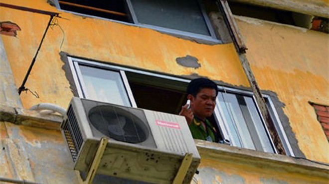 Vị trí cửa sổ tầng 3 nơi bà T. rơi xuống đất